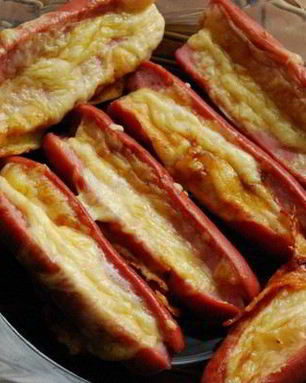 Сосиски с чесноком и сыром в духовке