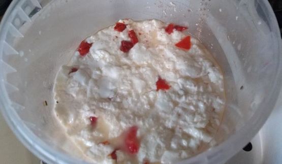 сыр качотта с вялеными помидорами