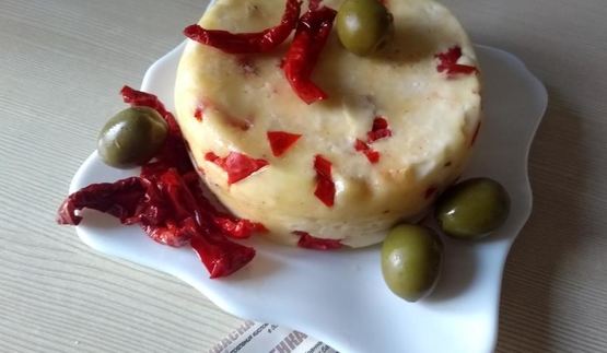 сыр качотта с вялеными помидорами