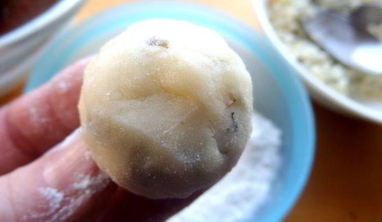 сырная закуска-шарики в томатном соусе