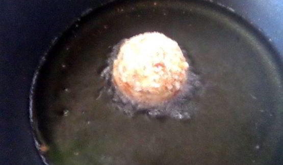 сырная закуска-шарики в томатном соусе