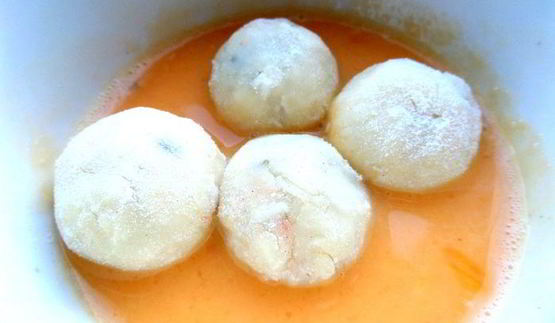 сырная закуска-шарики в томатном соусе