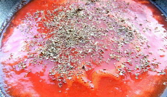 сырная закуска-шарики в томатном соусе