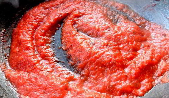 сырная закуска-шарики в томатном соусе