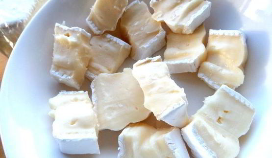 сырная закуска-шарики в томатном соусе