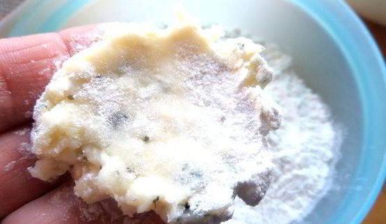 сырная закуска-шарики в томатном соусе