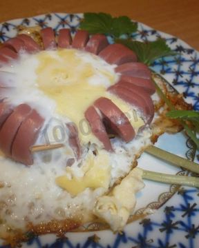 Цветочек из сосиски с яйцом