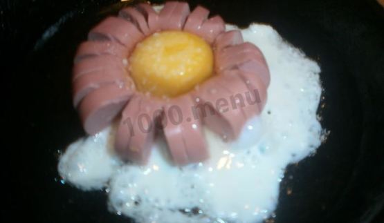 цветочек из сосиски с яйцом