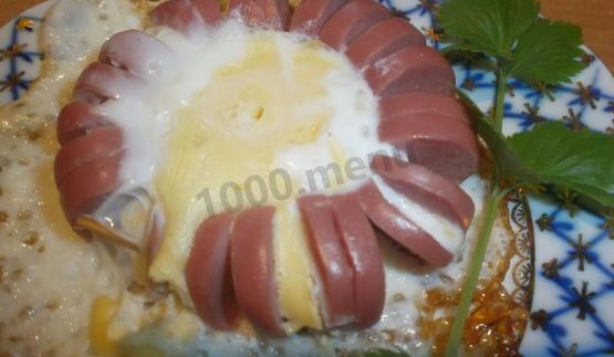 цветочек из сосиски с яйцом