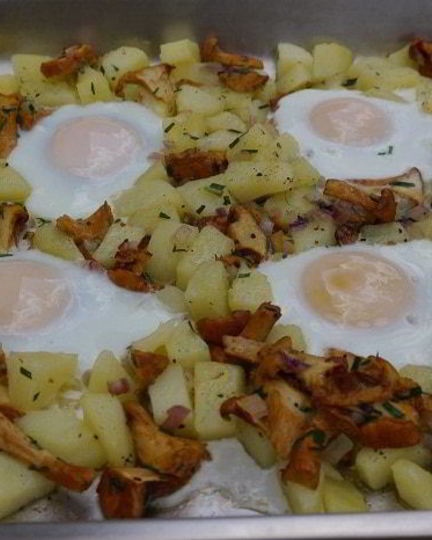 Рецепт яиц, запеченных с грибами и картофелем