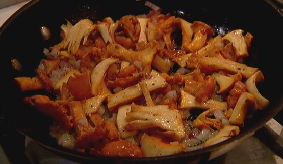 яйца, запеченные с грибами и картофелем