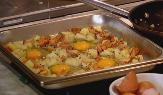 яйца, запеченные с грибами и картофелем