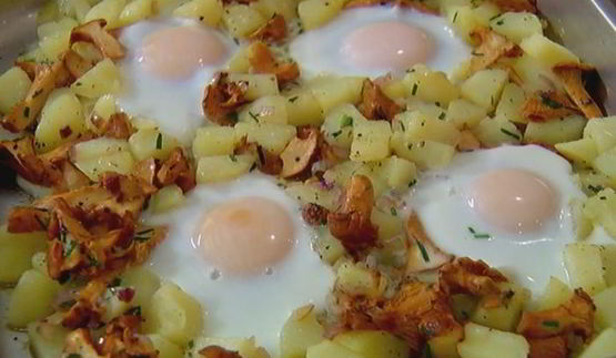 яйца, запеченные с грибами и картофелем