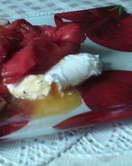 Яйцо пашот с жареной колбасой и помидорами