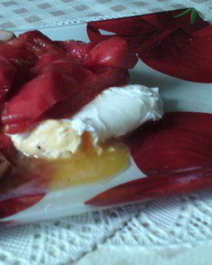 Яйцо пашот с жареной колбасой и помидорами