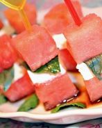 Закуска из арбуза с фетой и базиликом