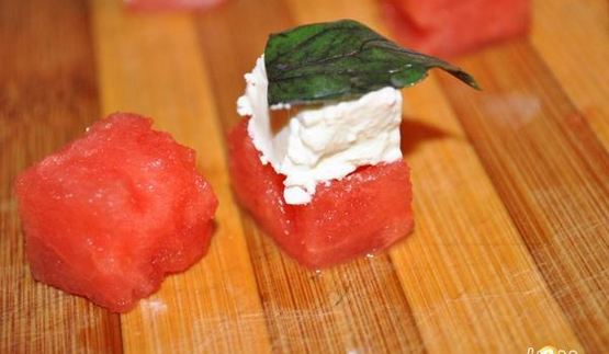 закуска из арбуза с фетой и базиликом