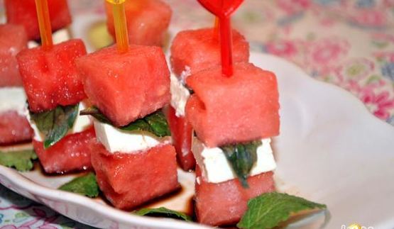 закуска из арбуза с фетой и базиликом