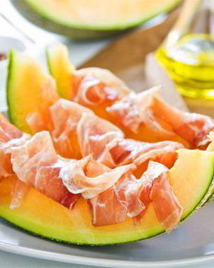 Закуска из дыни и прошутто