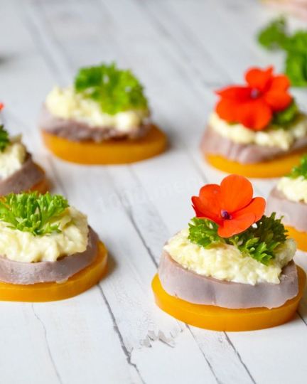 Рецепт закуски из языка с сыром и чесноком