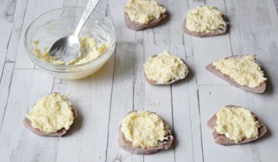 закуска из языка с сыром и чесноком