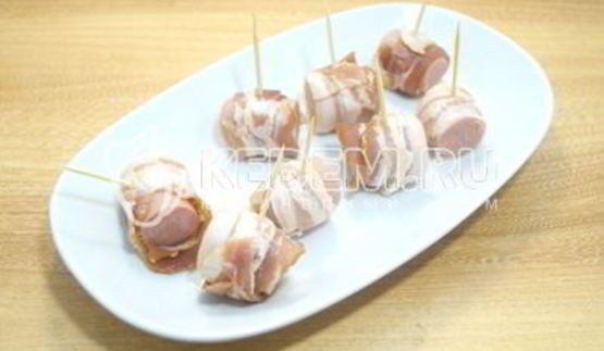 закуска сосиски в беконе