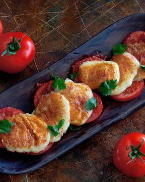 Жареный сулугуни с томатами