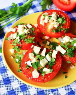 Жареные помидоры с чесноком и сыром