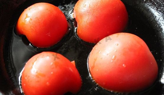 жареные помидоры с чесноком и сыром
