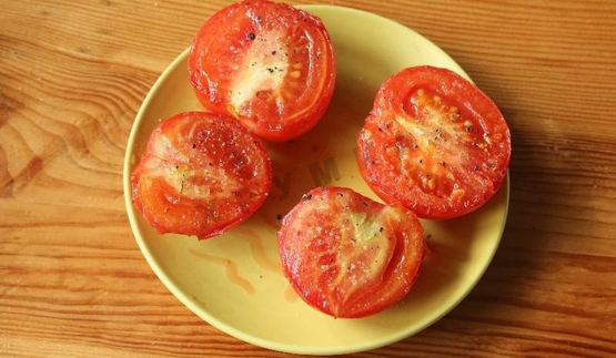 жареные помидоры с чесноком и сыром