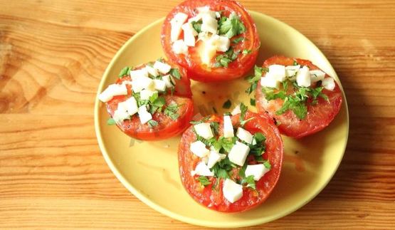 жареные помидоры с чесноком и сыром