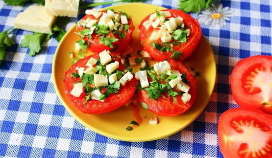 жареные помидоры с чесноком и сыром